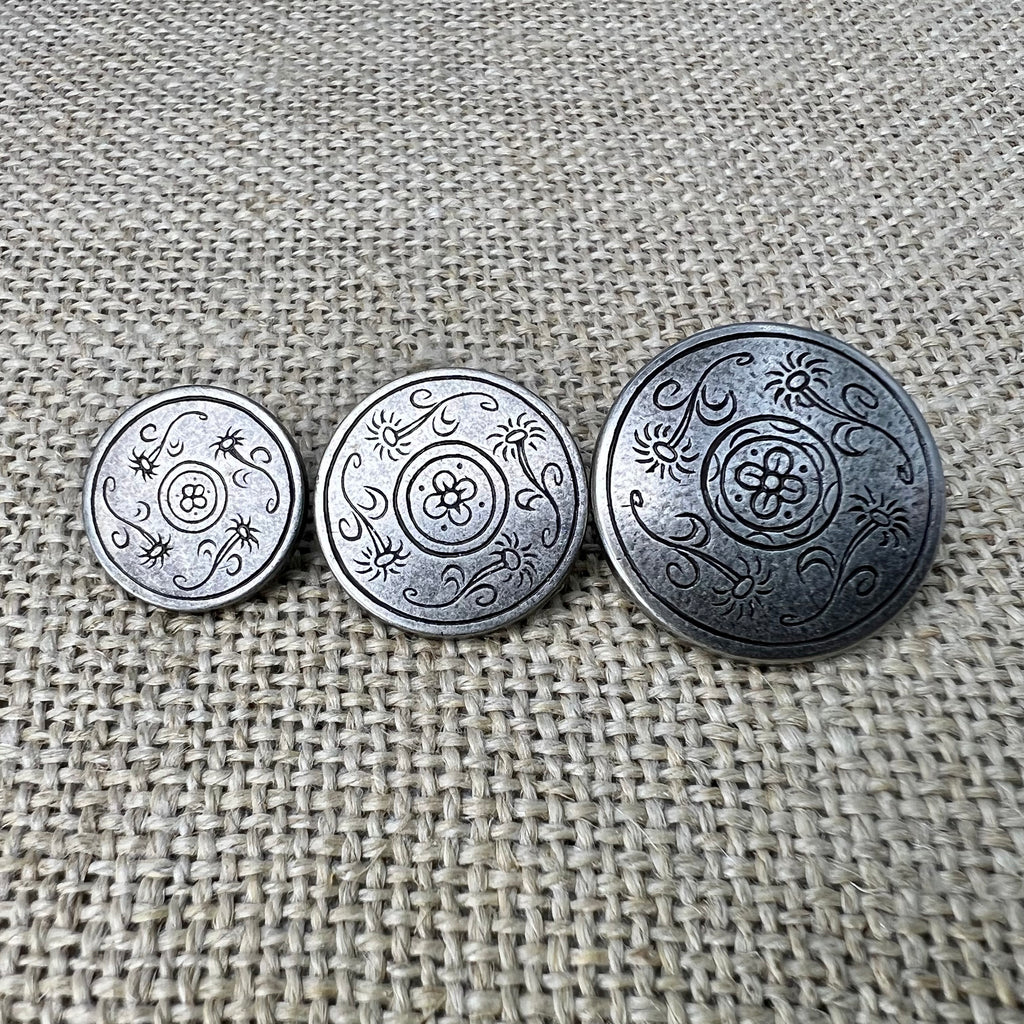 Floraler Taler-Knopf in Altsilber mit feinen Blumen