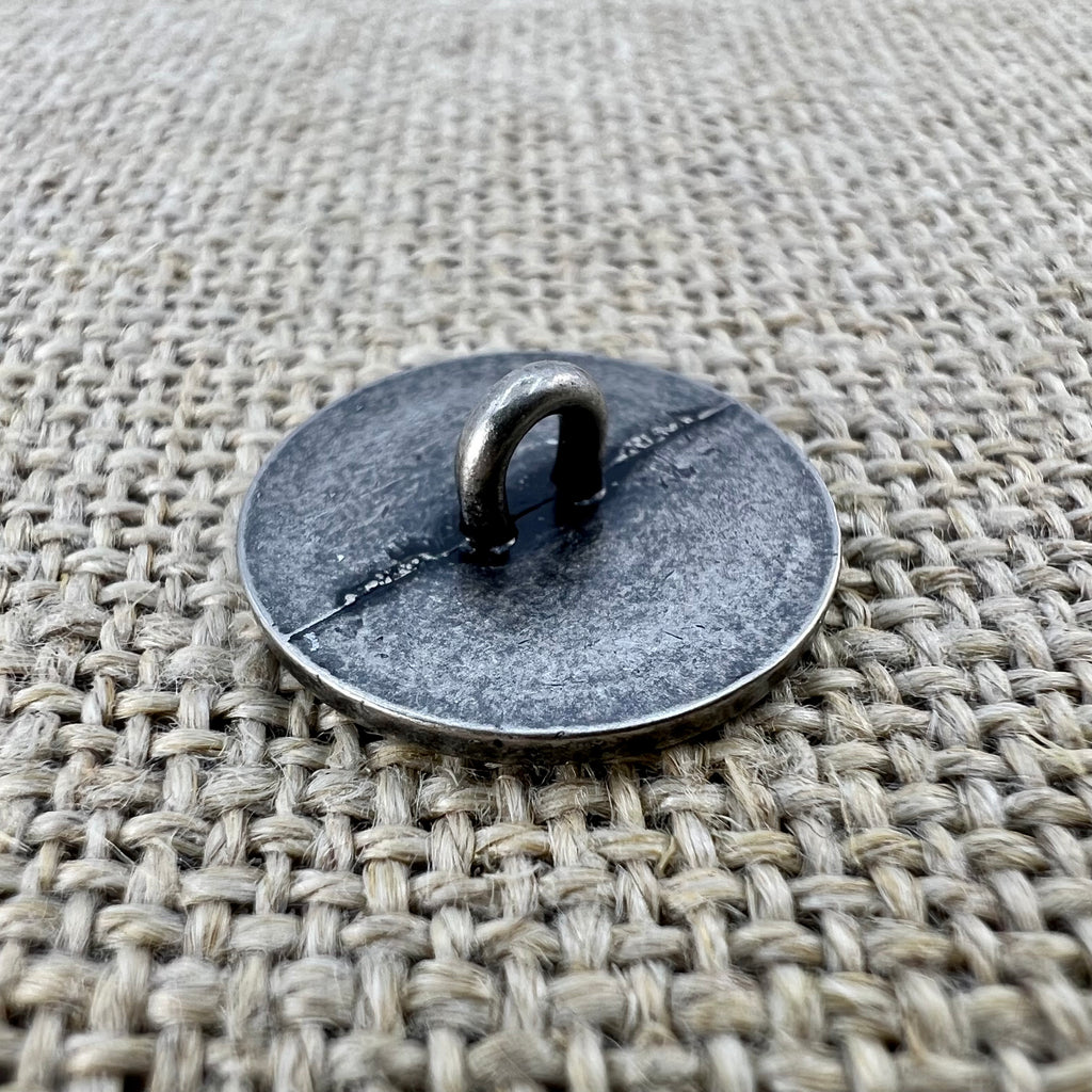 Floraler Taler-Knopf in Altsilber mit feinen Blumen