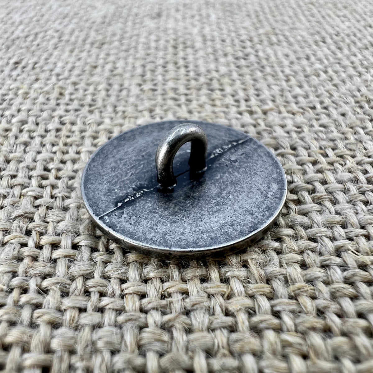 Floraler Taler-Knopf in Altsilber mit feinen Blumen