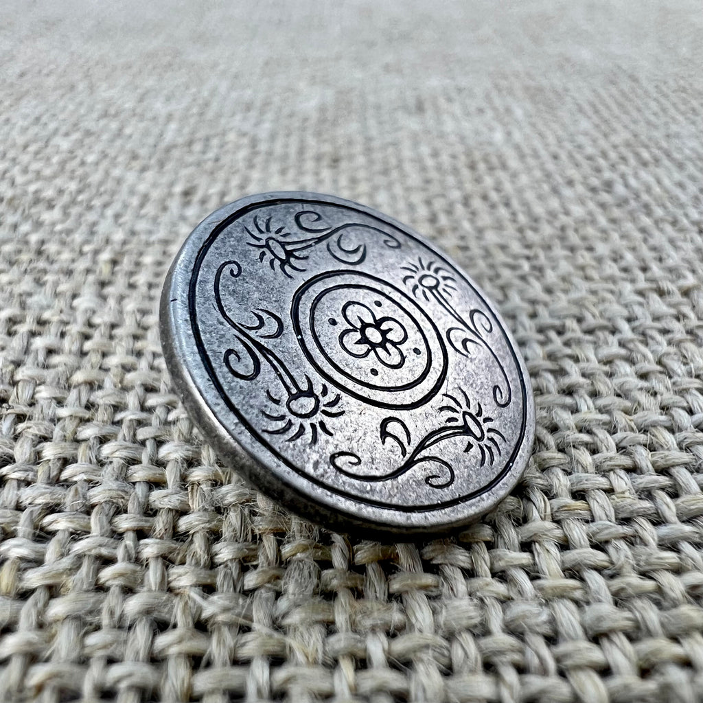 Floraler Taler-Knopf in Altsilber mit feinen Blumen