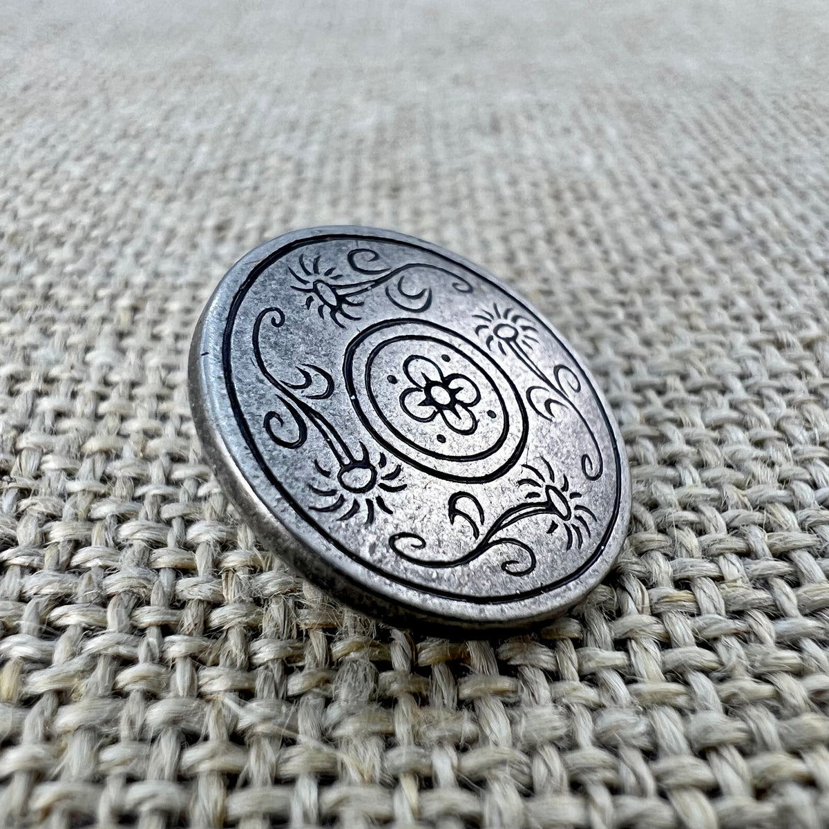Floraler Taler-Knopf in Altsilber mit feinen Blumen
