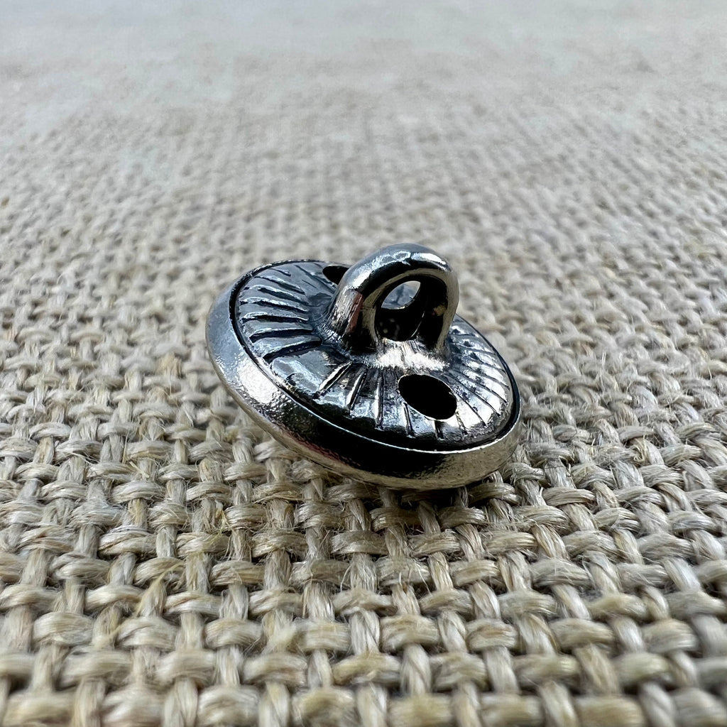 Klassischer Trachtenknopf in Altsilber mit geradlinigem Muster