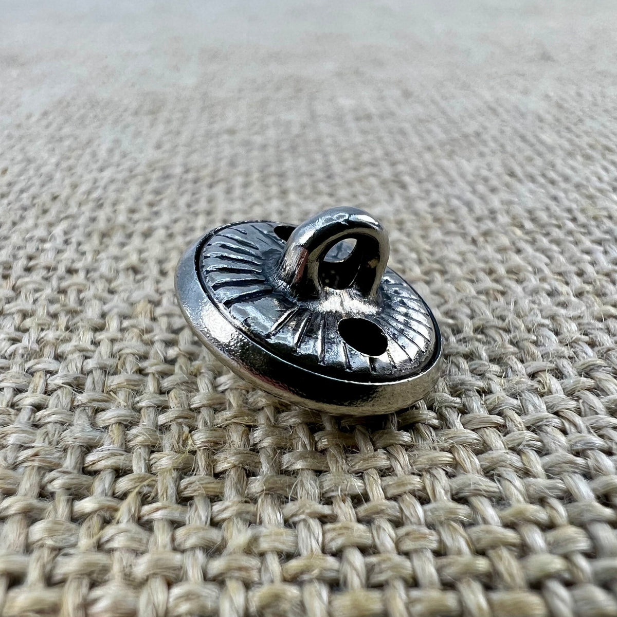 Klassischer Trachtenknopf in Altsilber mit geradlinigem Muster