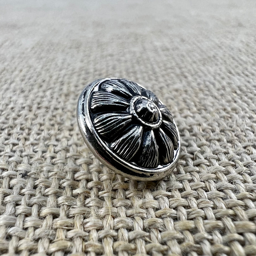Klassischer Trachtenknopf in Altsilber mit geradlinigem Muster