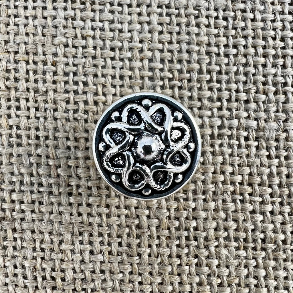 Filigraner Metallknopf in Altsilber mit feinen Linien