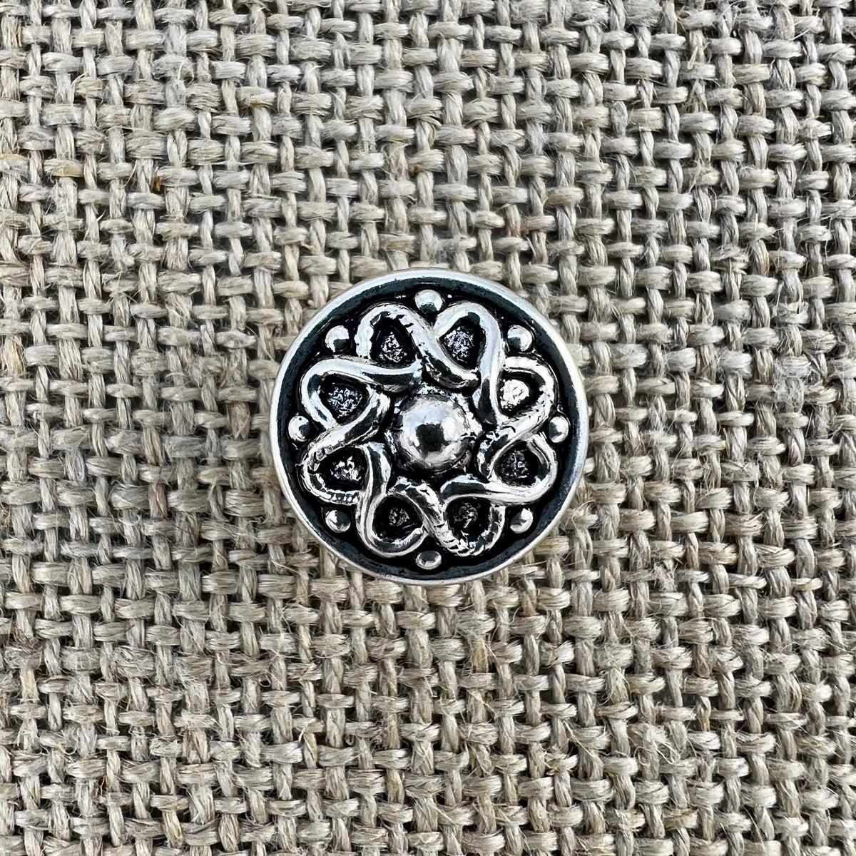 Filigraner Metallknopf in Altsilber mit feinen Linien