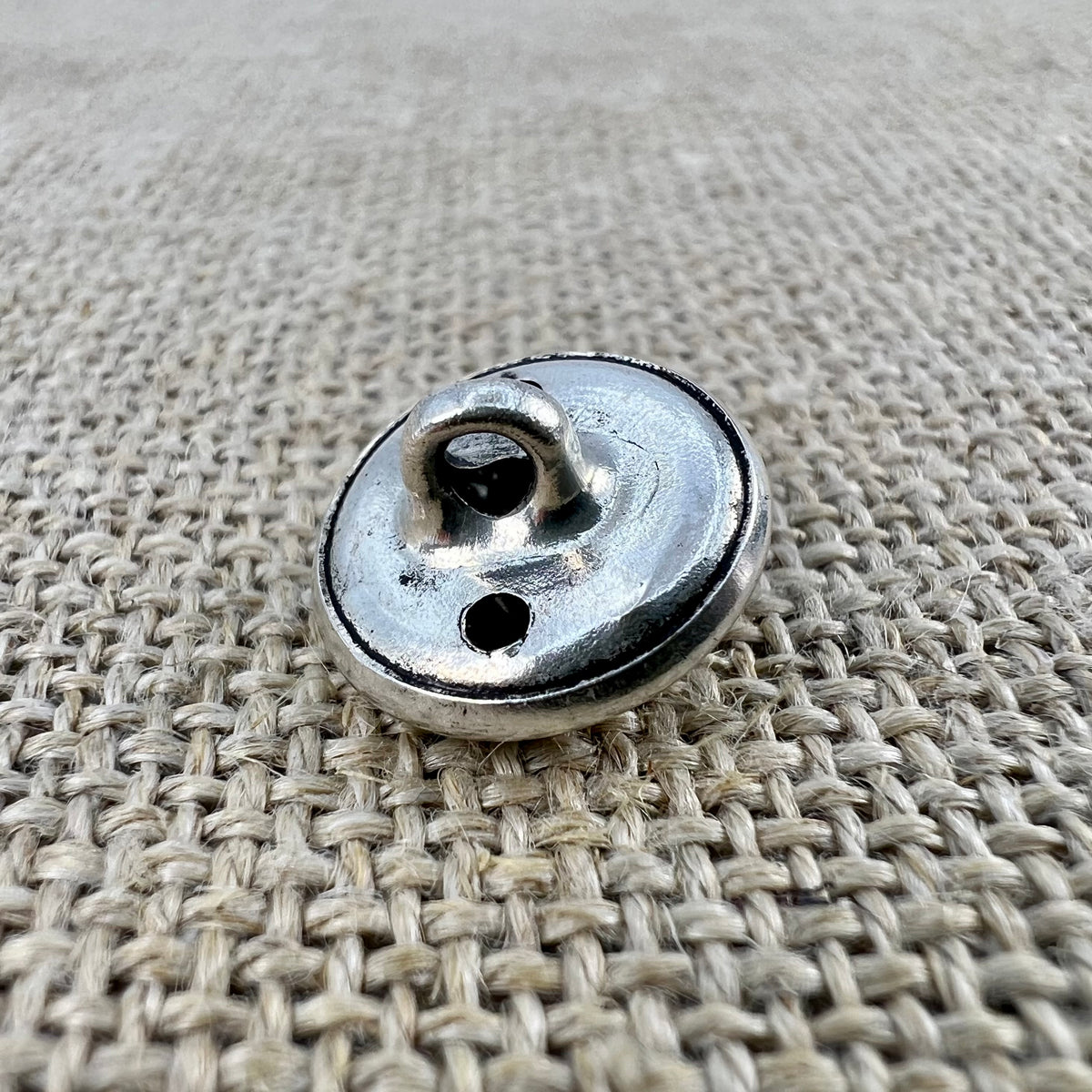 Filigraner Metallknopf in Altsilber mit feinen Linien