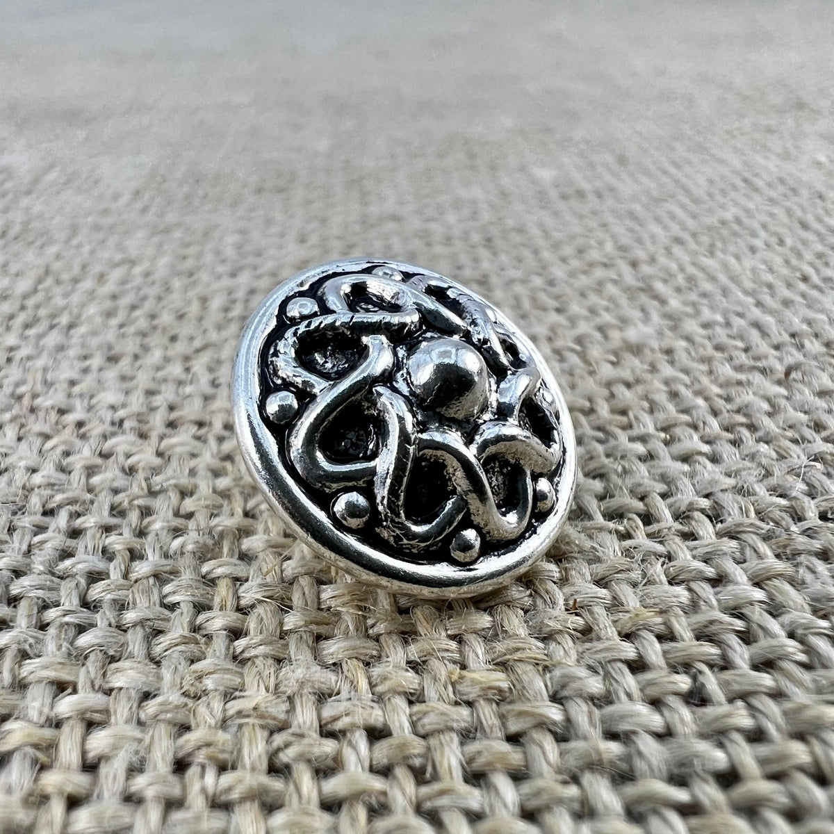 Filigraner Metallknopf in Altsilber mit feinen Linien