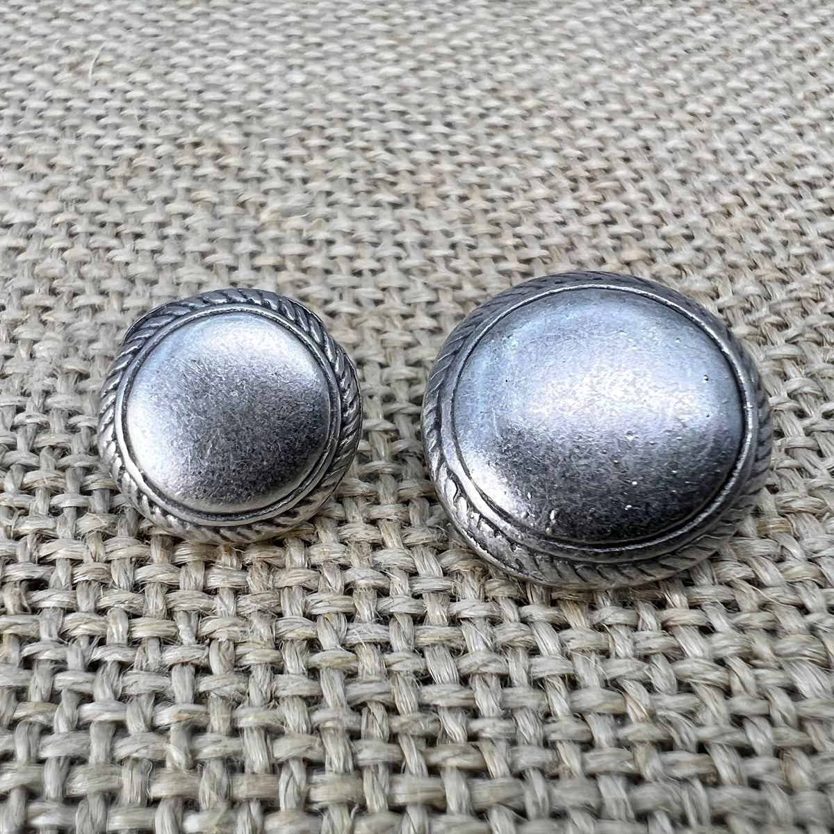 Knopf „Antik“ in Altsilber, glatter Knopf mit filigranem Rand