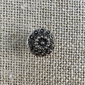 Runder filigraner Knopf aus Metall in Altsilber