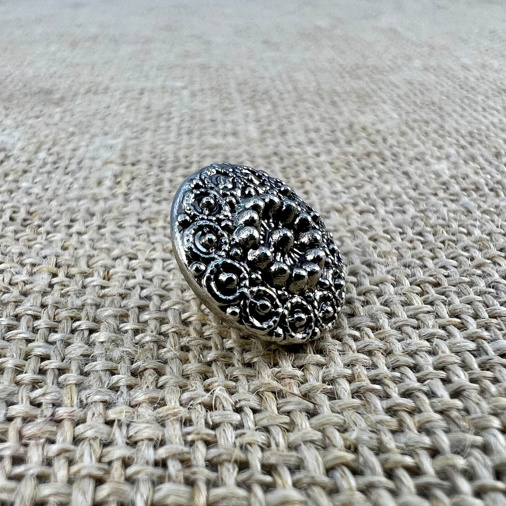 Runder filigraner Knopf aus Metall in Altsilber