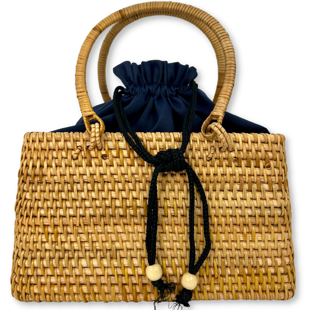 Handgeflochtene Rattantasche „Elegant“ in Cognac mit Henkel und dunkelblauem Futter