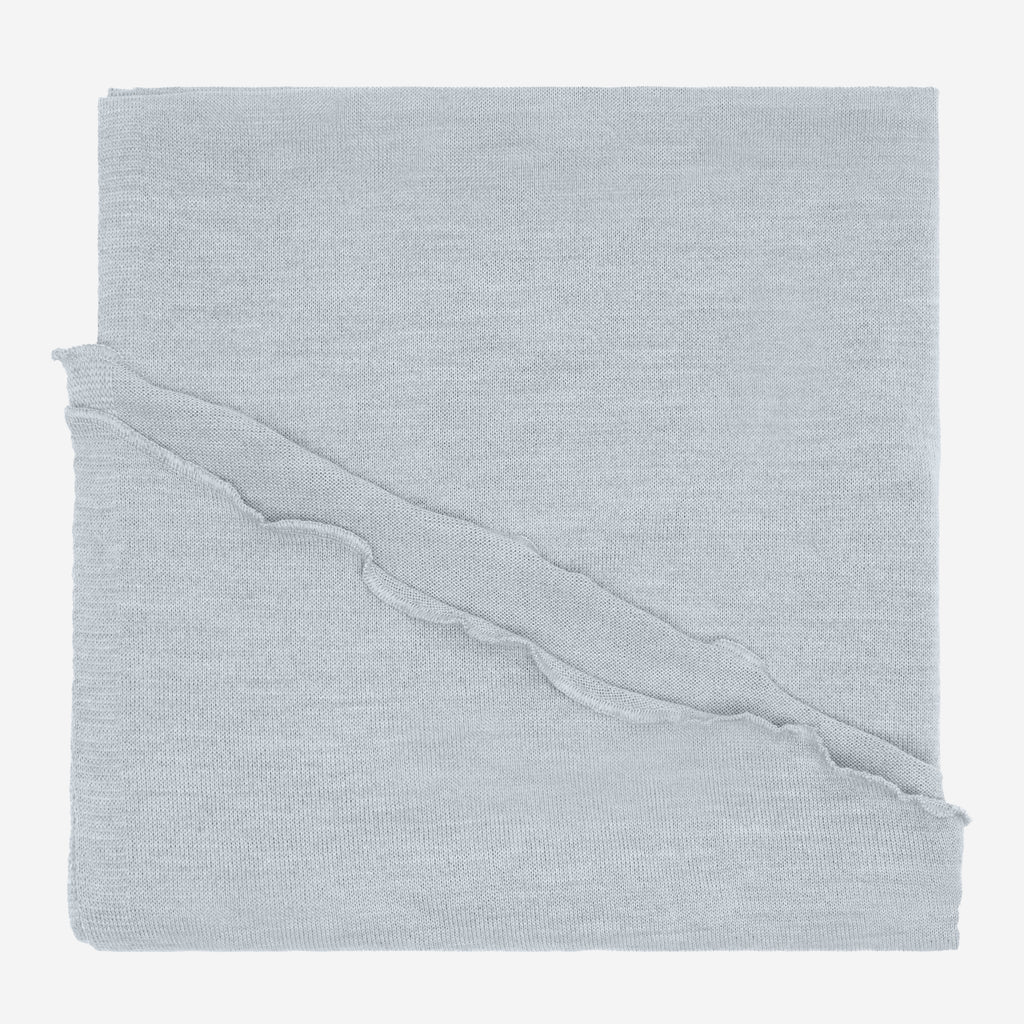 Fein gestrickte Merino-Strickstola mit Wellensaum