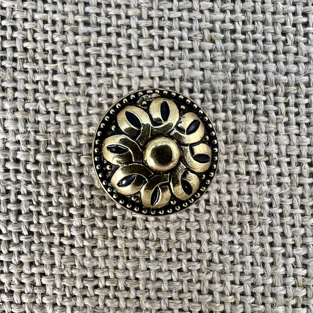 Antiker Knopf in Altgold mit Rankenmotiv