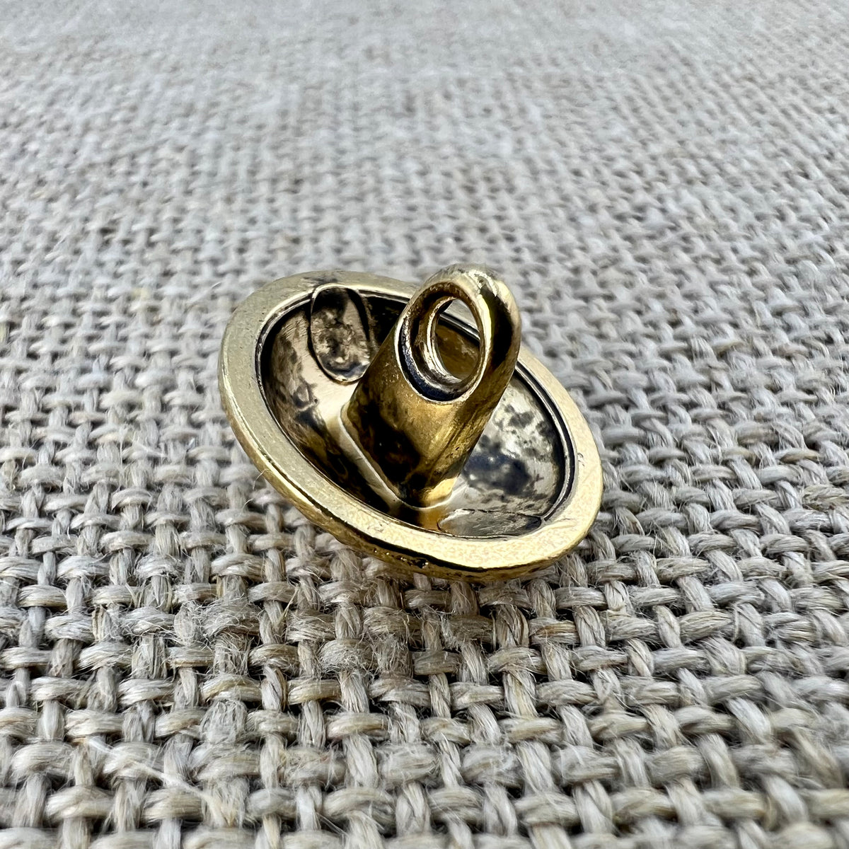 Antiker Knopf in Altgold mit Rankenmotiv