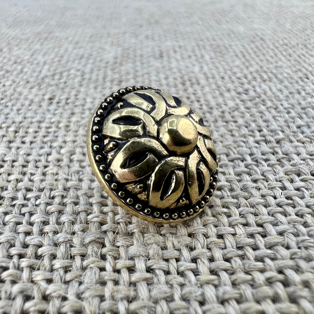 Antiker Knopf in Altgold mit Rankenmotiv