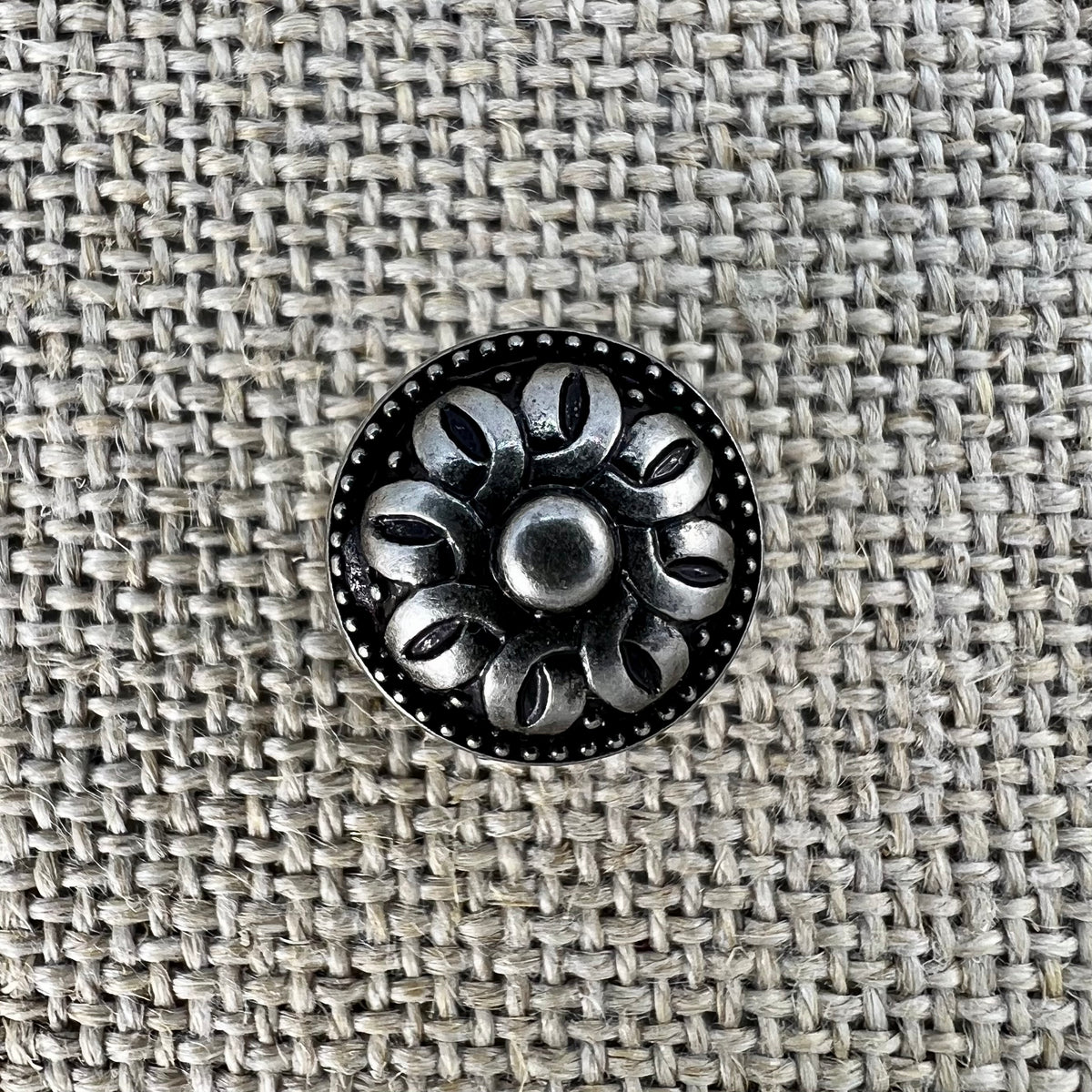 Antiker Knopf in Altsilber mit Rankenmotiv