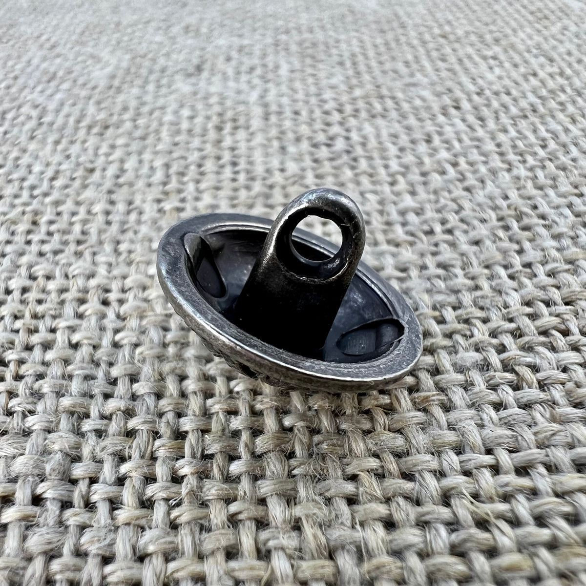Antiker Knopf in Altsilber mit Rankenmotiv