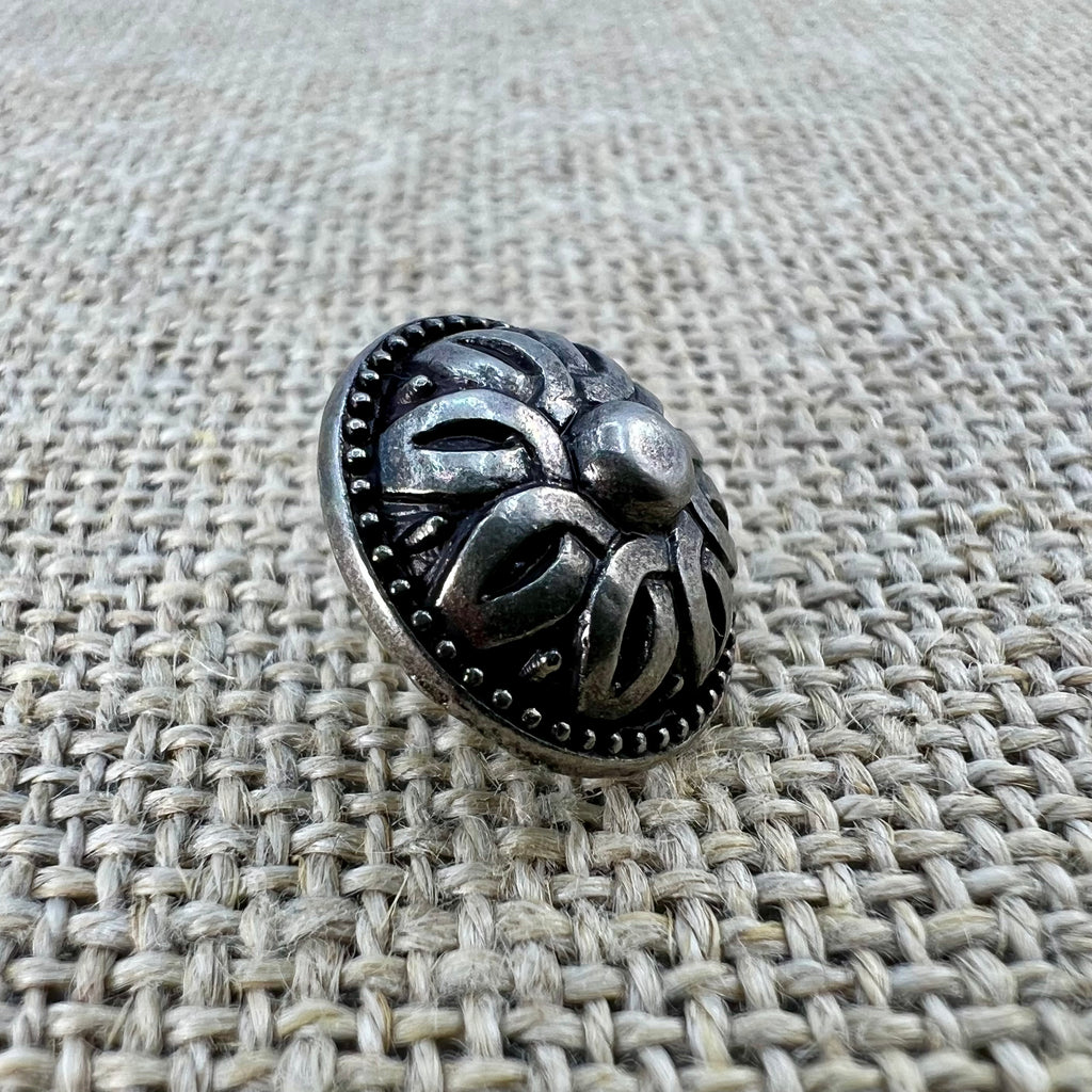 Antiker Knopf in Altsilber mit Rankenmotiv
