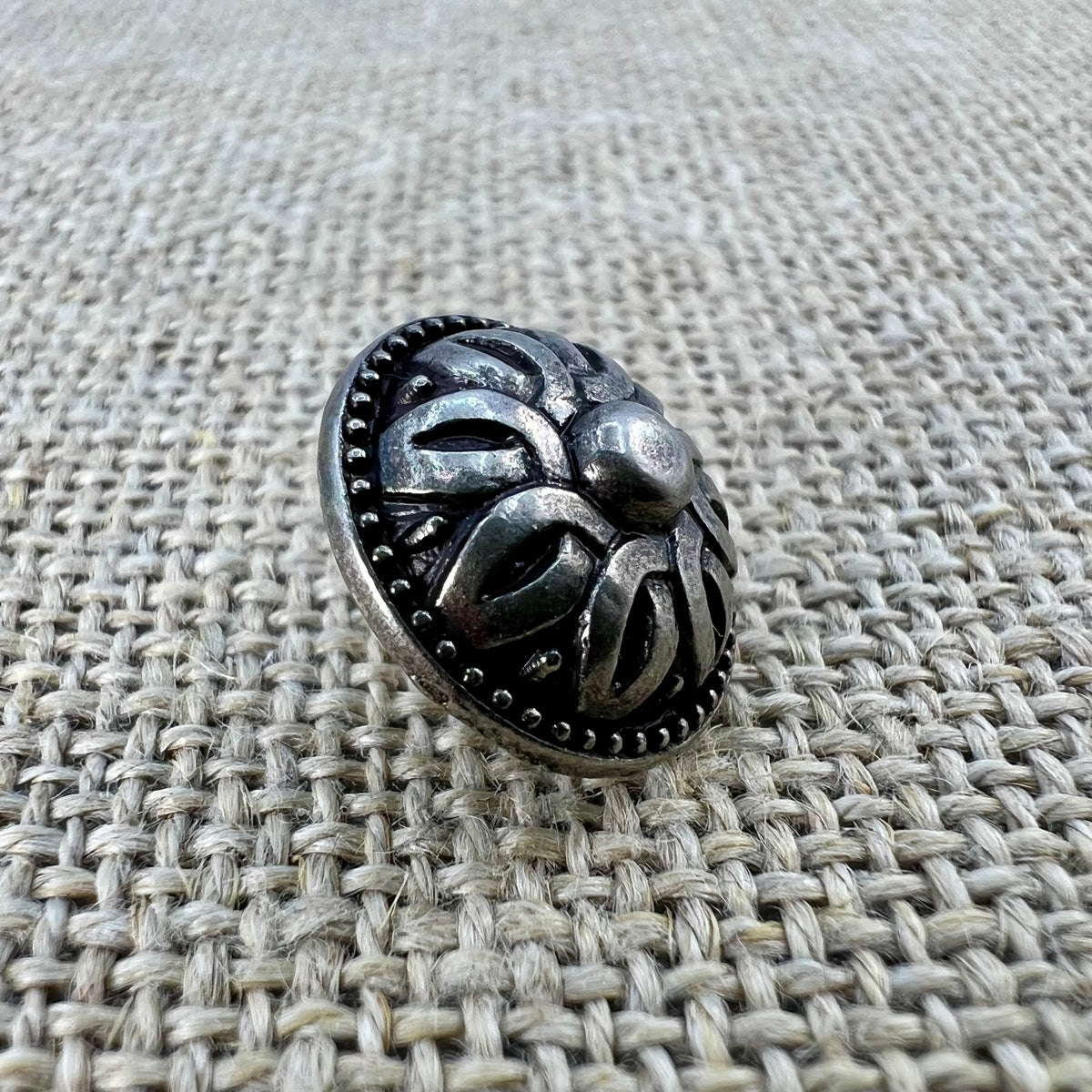 Antiker Knopf in Altsilber mit Rankenmotiv
