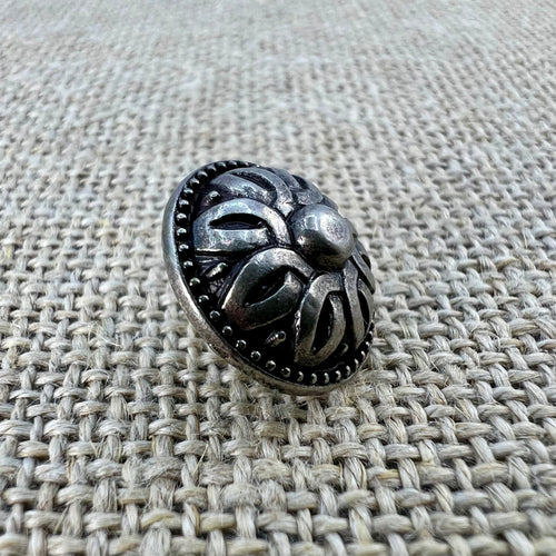 Antiker Knopf in Altsilber mit Rankenmotiv