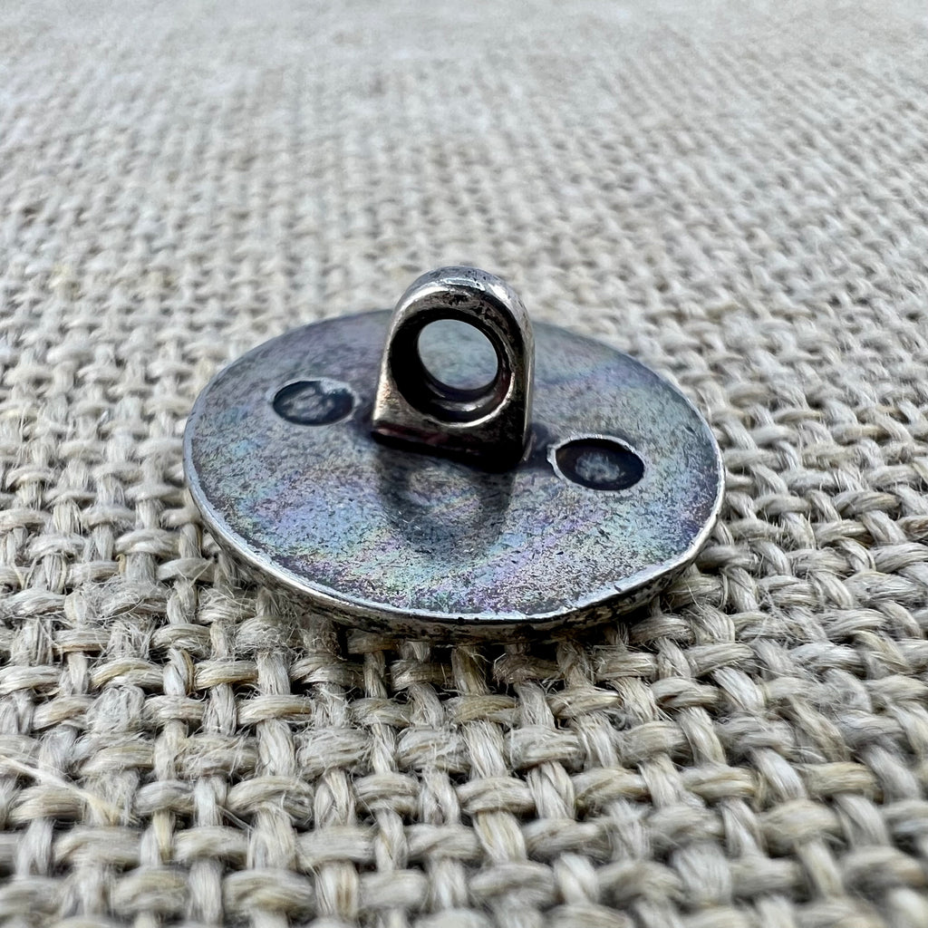 Blumiger Taler-Knopf in Altsilber mit kleiner Blume und Ranken am Rand