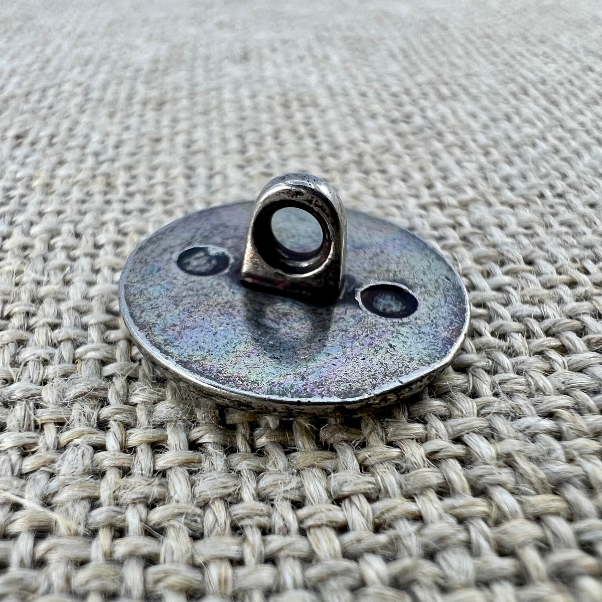 Blumiger Taler-Knopf in Altsilber mit kleiner Blume und Ranken am Rand