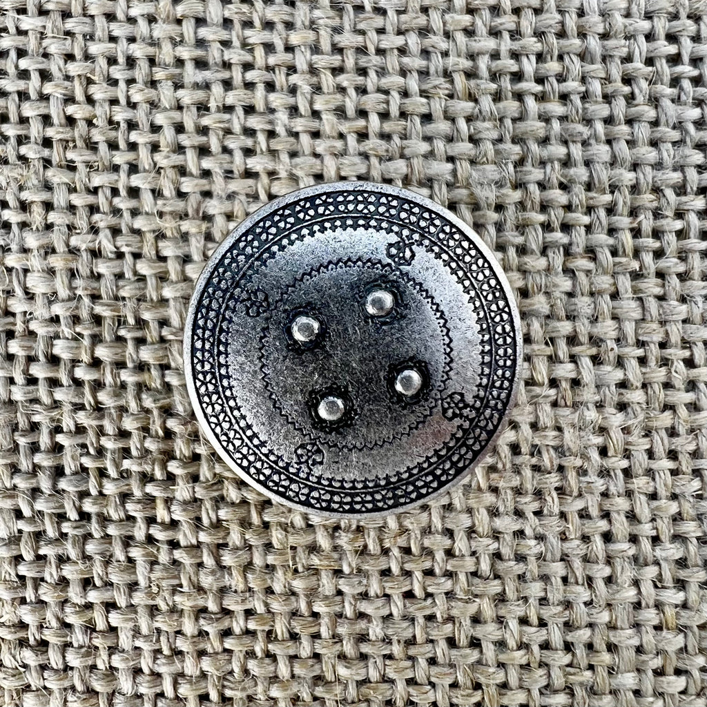 Antiker Taler-Knopf in Altsilber, breiter Knopf mit filigranem Muster