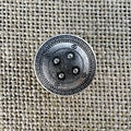 Antiker Taler-Knopf in Altsilber, breiter Knopf mit filigranem Muster