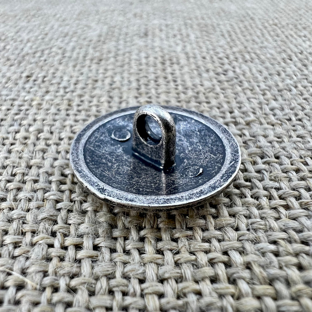 Antiker Taler-Knopf in Altsilber, breiter Knopf mit filigranem Muster
