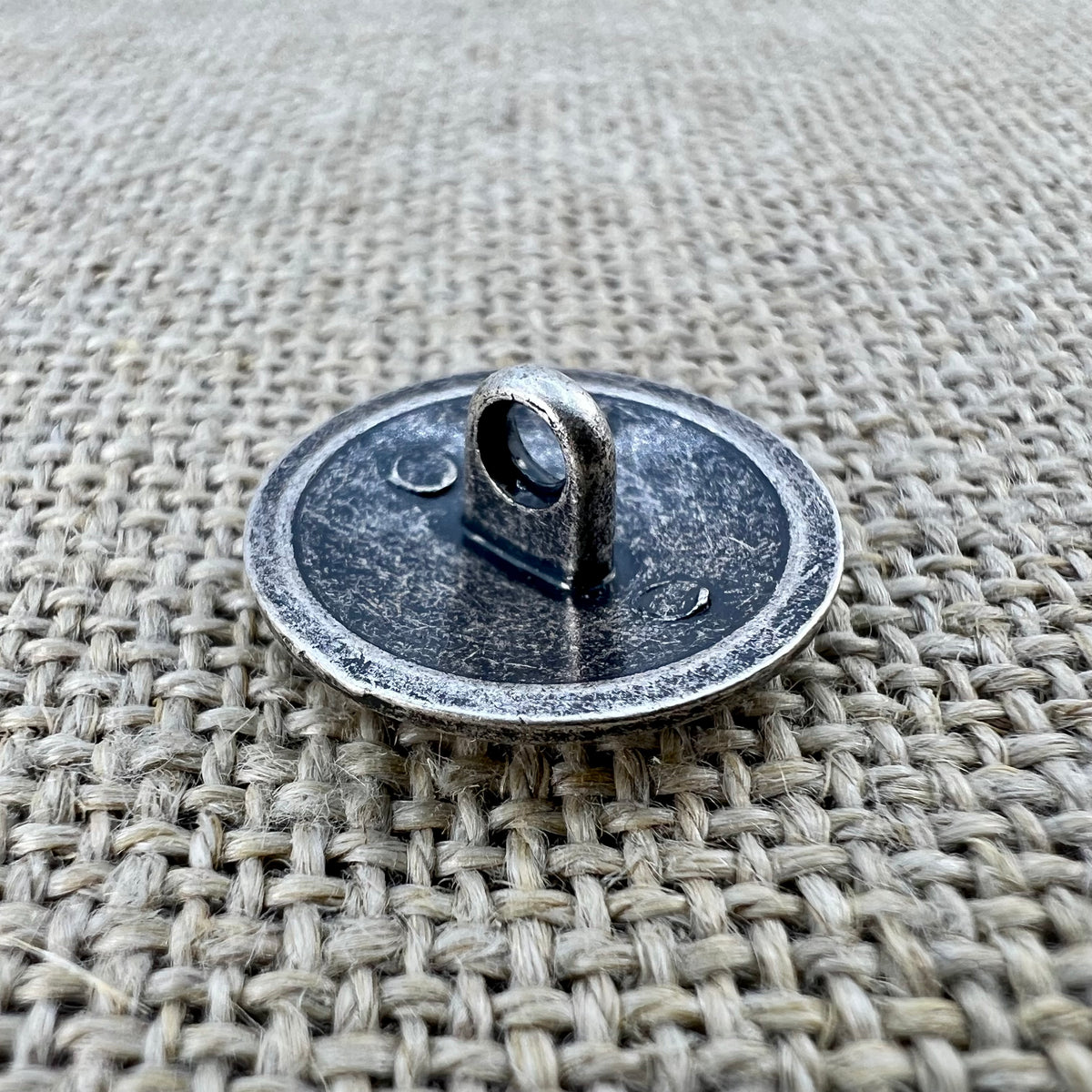 Antiker Taler-Knopf in Altsilber, breiter Knopf mit filigranem Muster