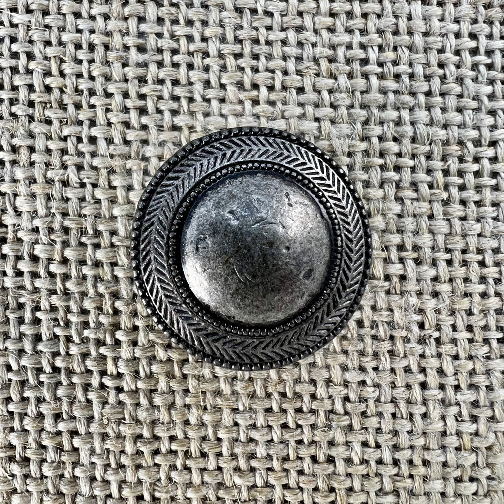 Kutscher-Knopf aus Messing in Altsilber mit filigranem Rand