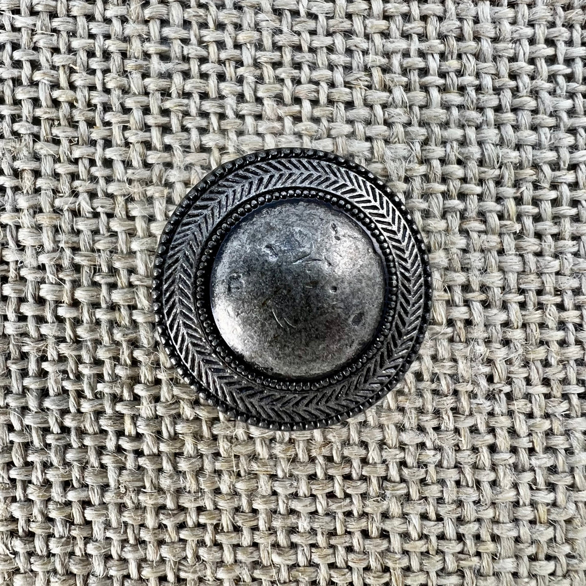 Kutscher-Knopf aus Messing in Altsilber mit filigranem Rand