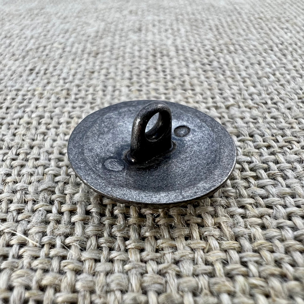 Kutscher-Knopf aus Messing in Altsilber mit filigranem Rand