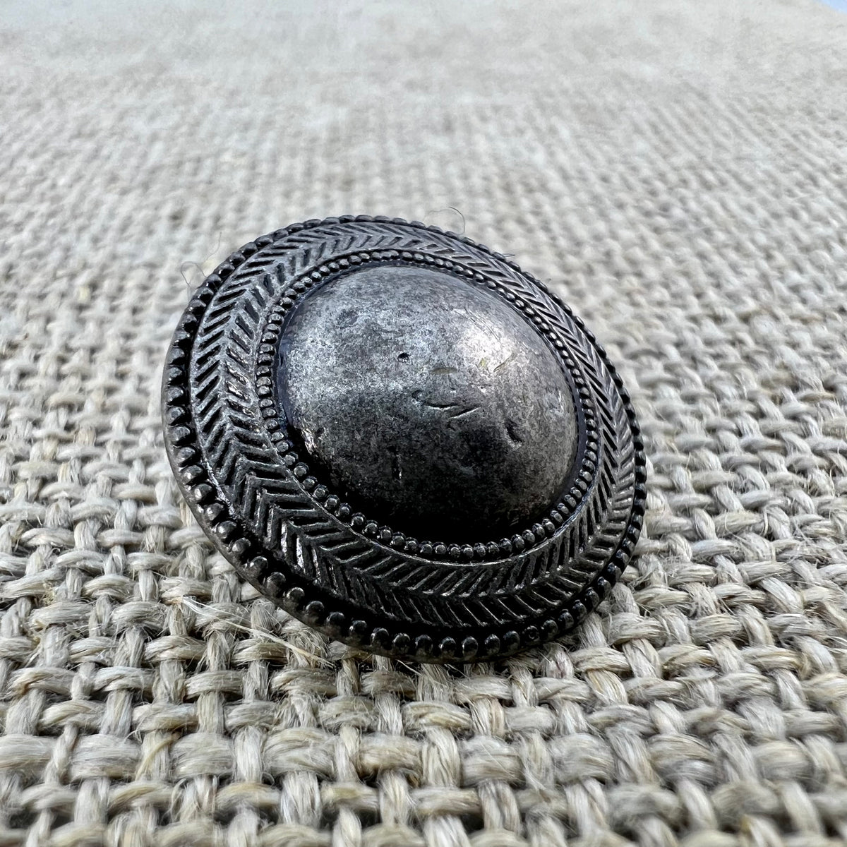 Kutscher-Knopf aus Messing in Altsilber mit filigranem Rand
