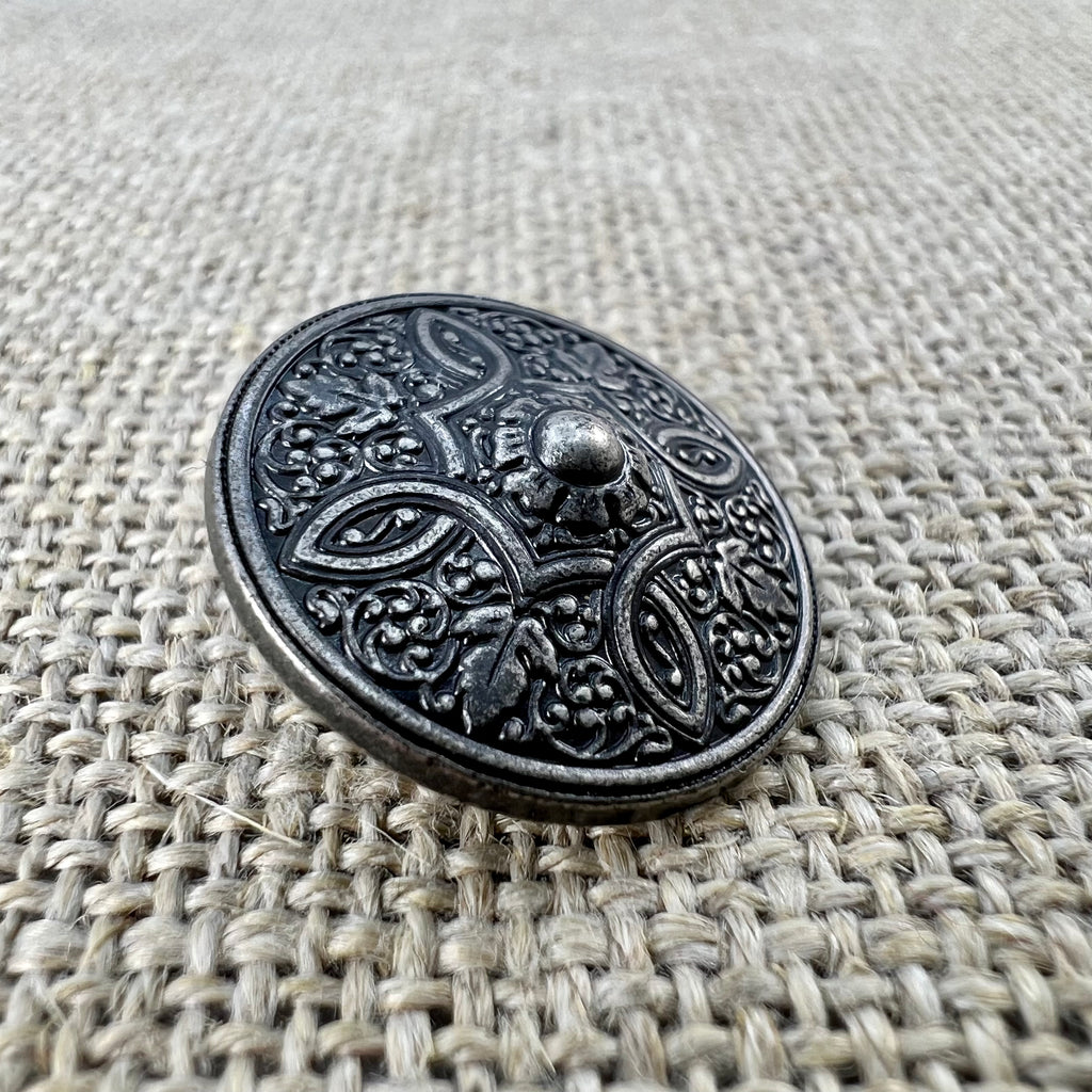 Nordischer Taler-Knopf in Altsilber mit Linienmuster und angedeutetem Eichenblatt