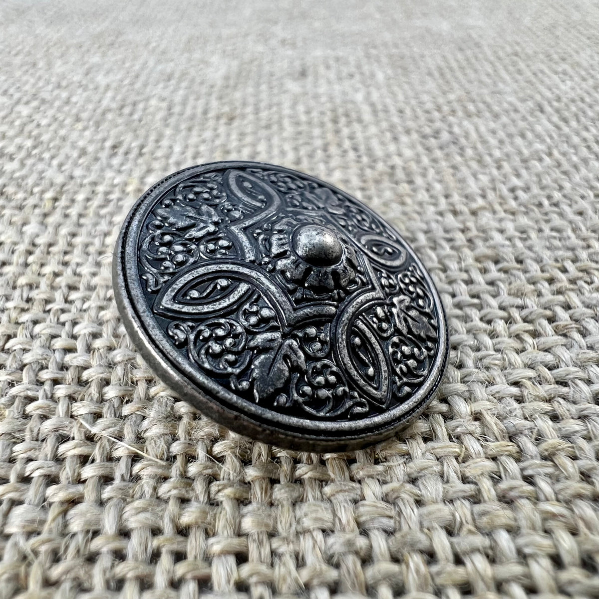 Nordischer Taler-Knopf in Altsilber mit Linienmuster und angedeutetem Eichenblatt