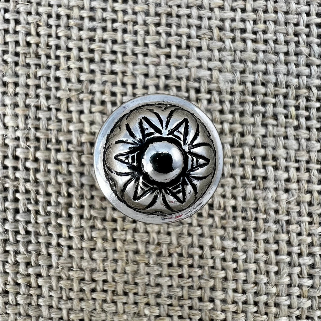 Trachtenknopf Nr. 3 in Altsilber, halbkugeliger Knopf mit breitem Rand