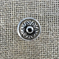 Trachtenknopf Nr. 3 in Altsilber, halbkugeliger Knopf mit breitem Rand