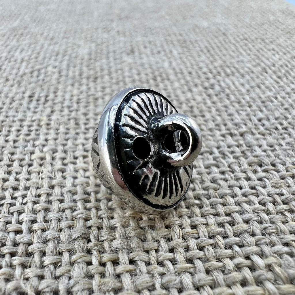 Trachtenknopf Nr. 3 in Altsilber, halbkugeliger Knopf mit breitem Rand