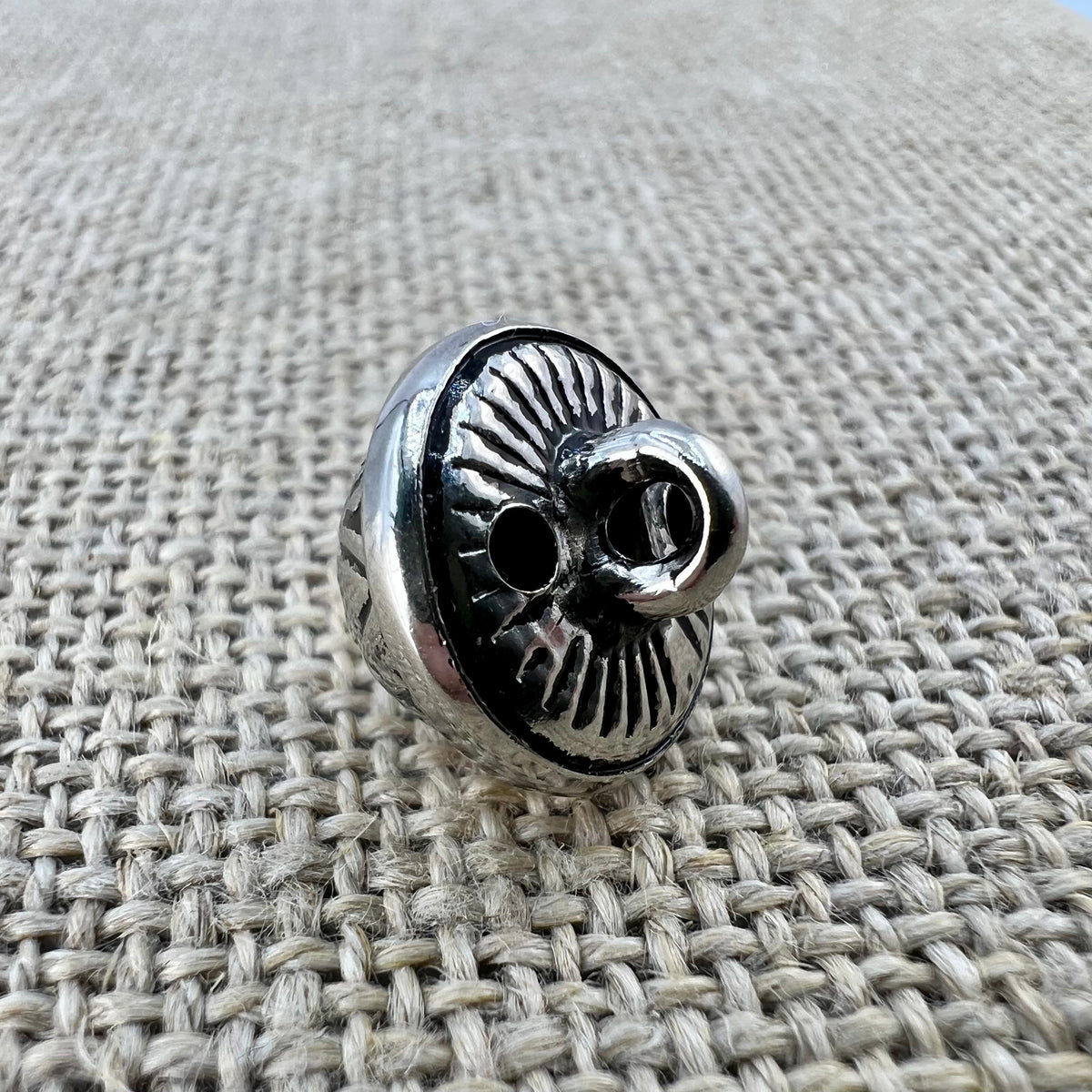 Trachtenknopf Nr. 3 in Altsilber, halbkugeliger Knopf mit breitem Rand