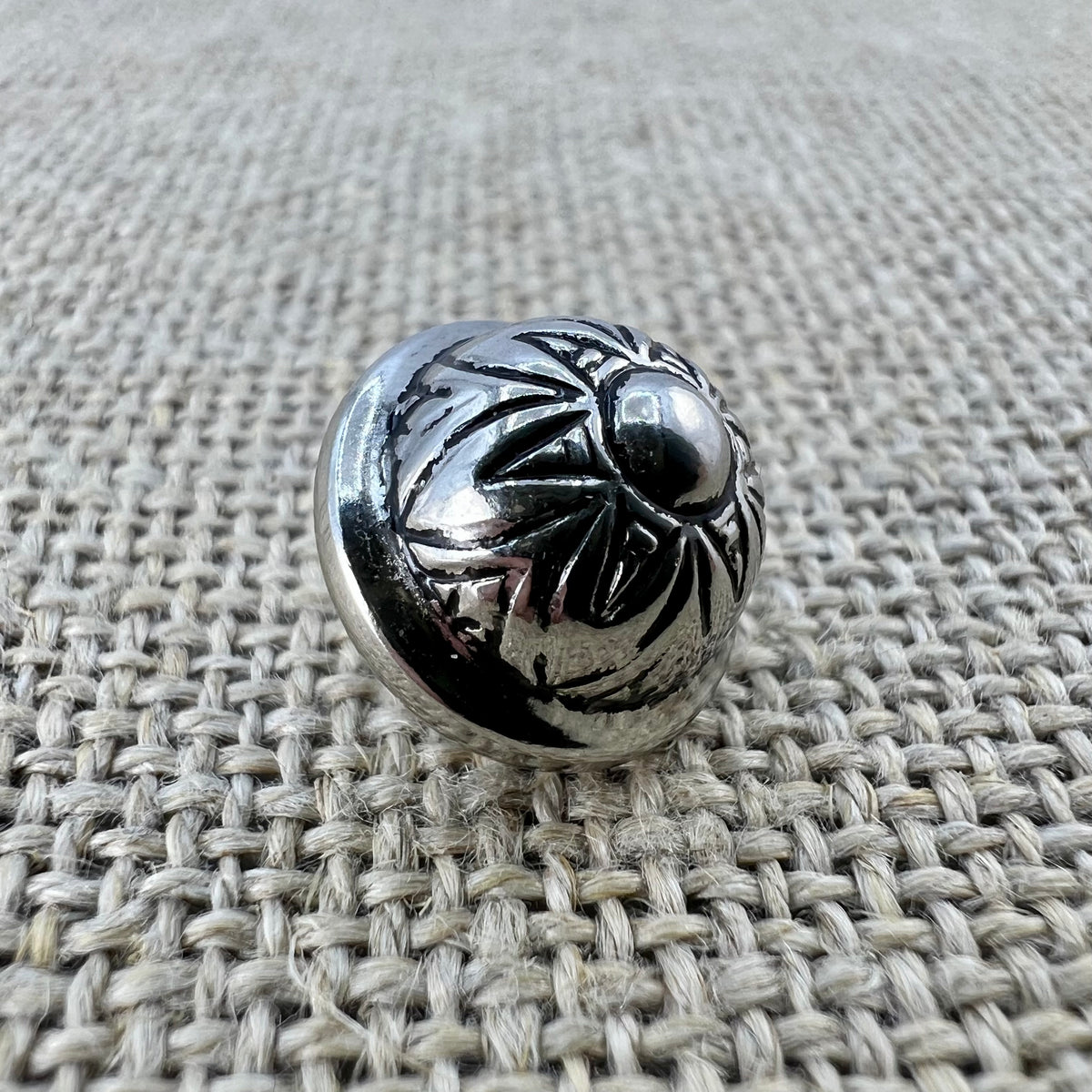 Trachtenknopf Nr. 3 in Altsilber, halbkugeliger Knopf mit breitem Rand
