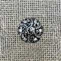 Filigraner Trachtenknopf in Altsilber mit geschwungenen Linien