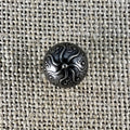 Feiner Knopf in Altsilber, kugelige Form mit feinen Linien