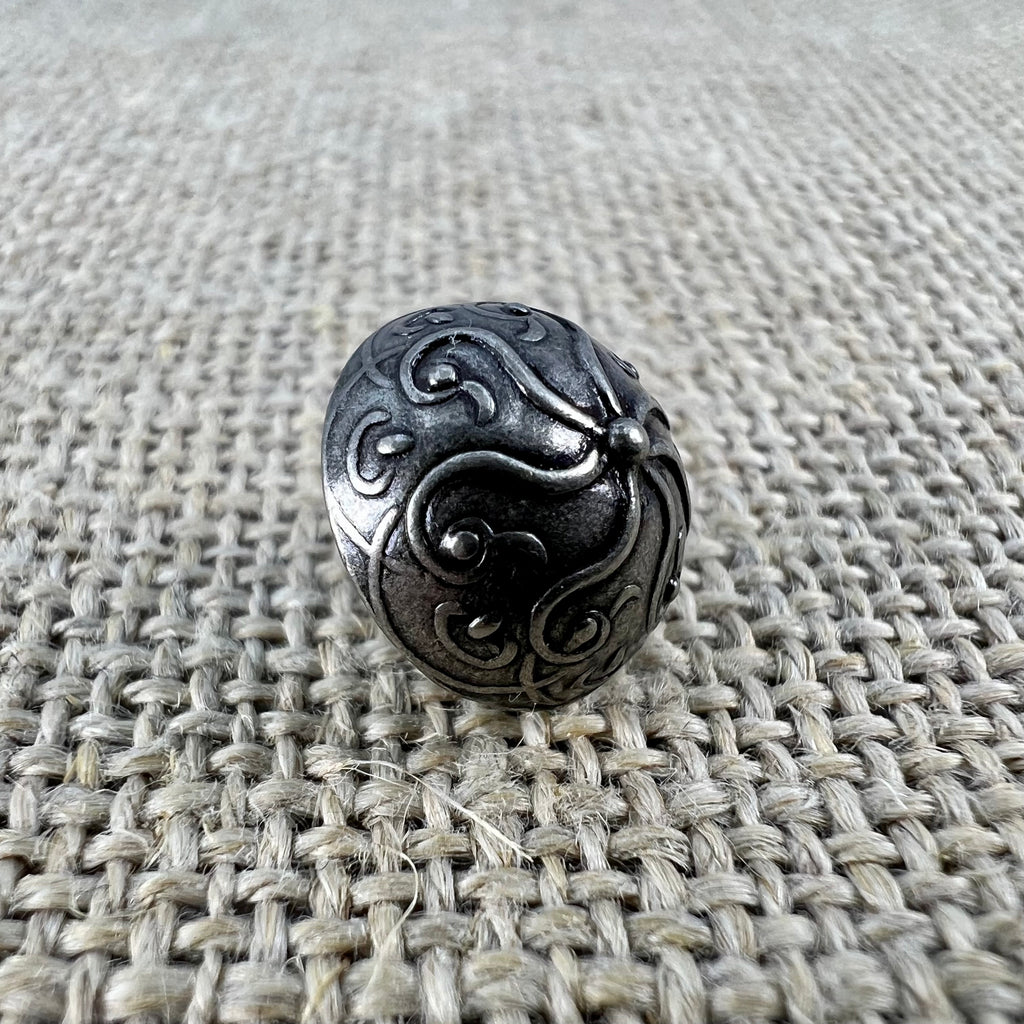 Feiner Knopf in Altsilber, kugelige Form mit feinen Linien