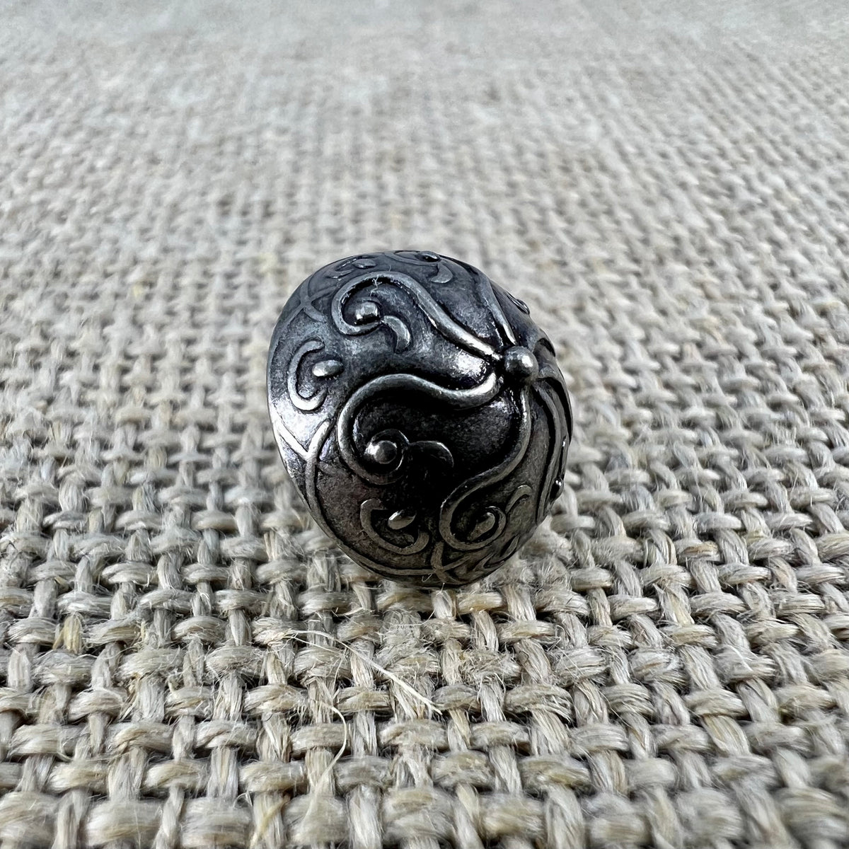 Feiner Knopf in Altsilber, kugelige Form mit feinen Linien