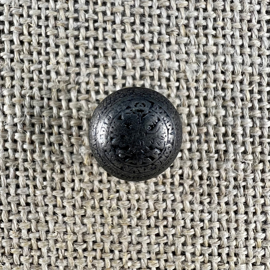 Westenknopf in Altsilber mit Wappenmotiv und doppelköpfigem Adler