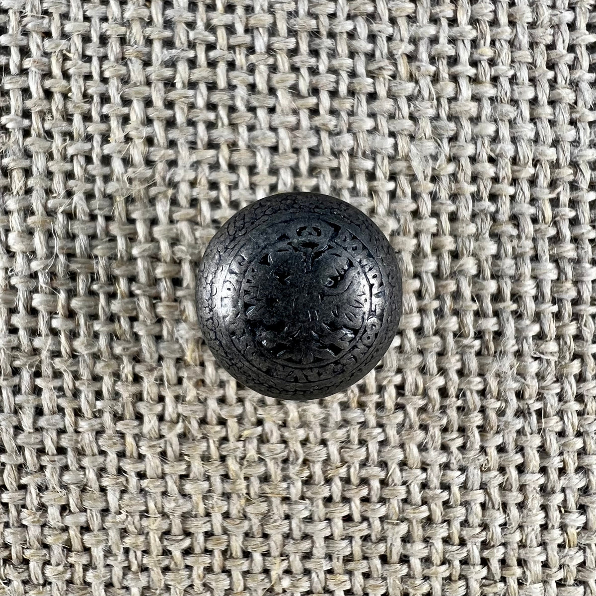 Westenknopf in Altsilber mit Wappenmotiv und doppelköpfigem Adler