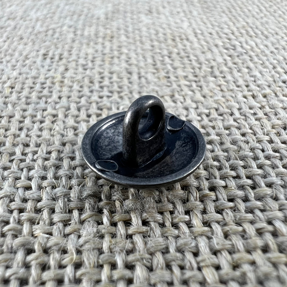 Westenknopf in Altsilber mit Wappenmotiv und doppelköpfigem Adler