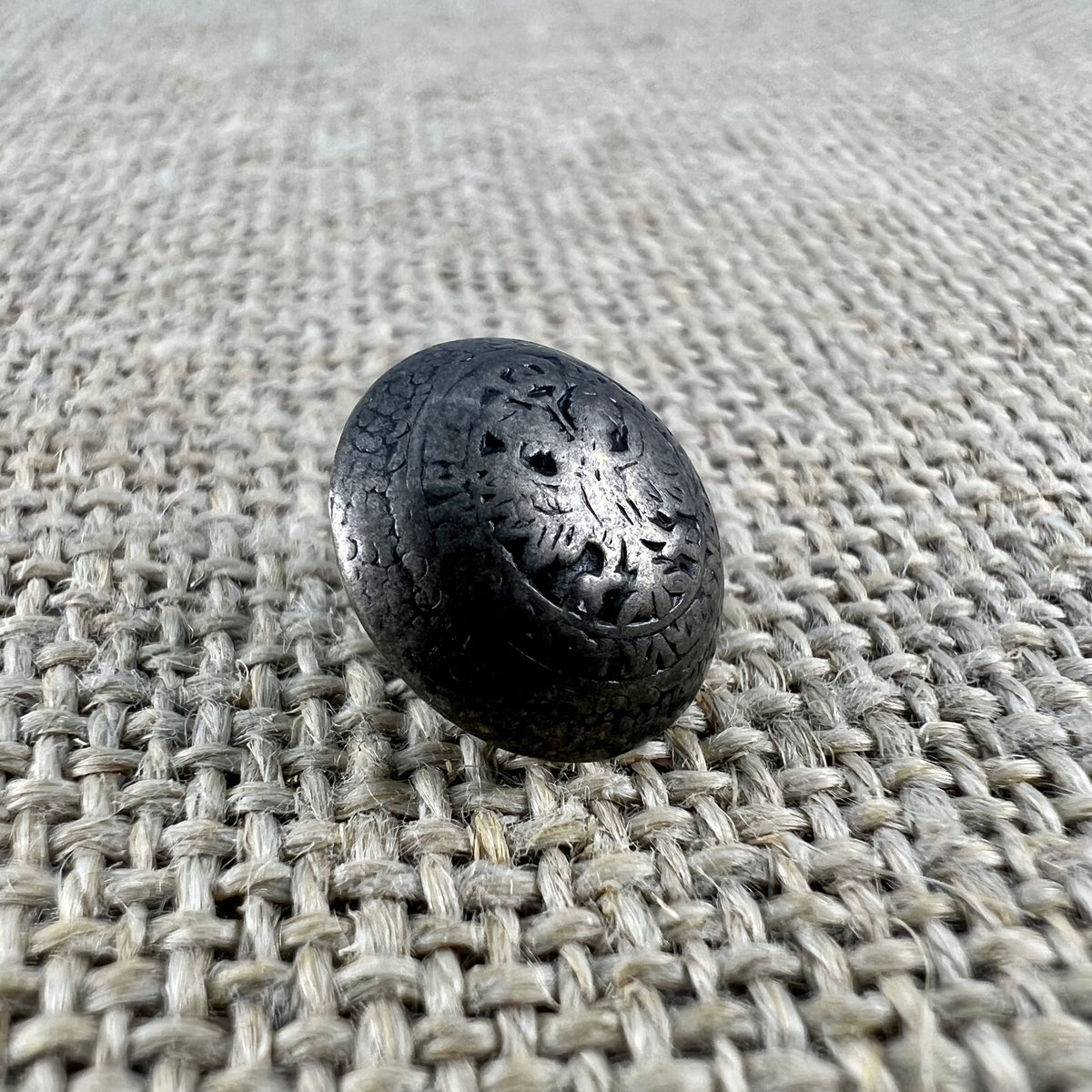 Westenknopf in Altsilber mit Wappenmotiv und doppelköpfigem Adler